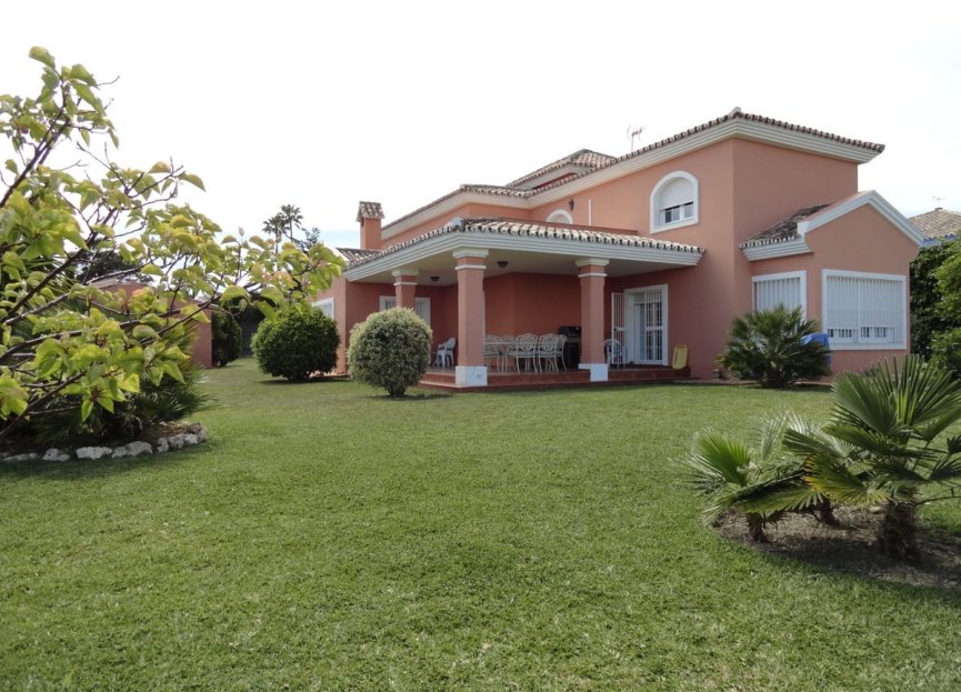 Resale - House - Detached Villa - Estepona - Estepona Centro