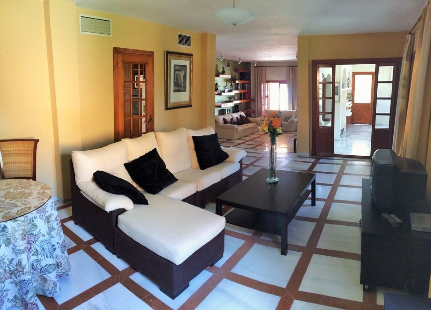 Resale - House - Detached Villa - Estepona - Estepona Centro