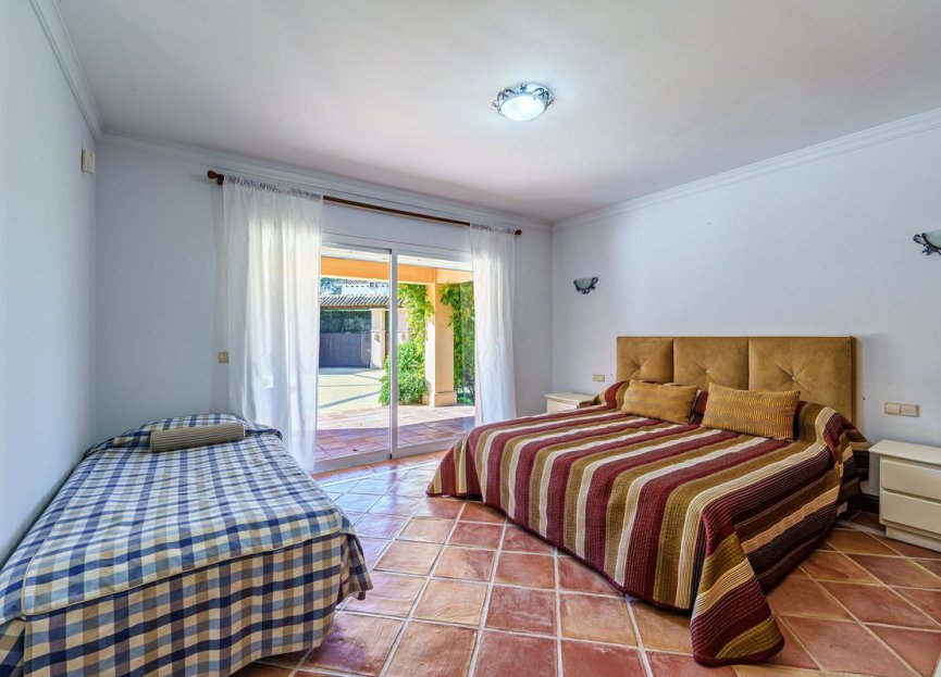 Resale - House - Detached Villa - Estepona - Benamara