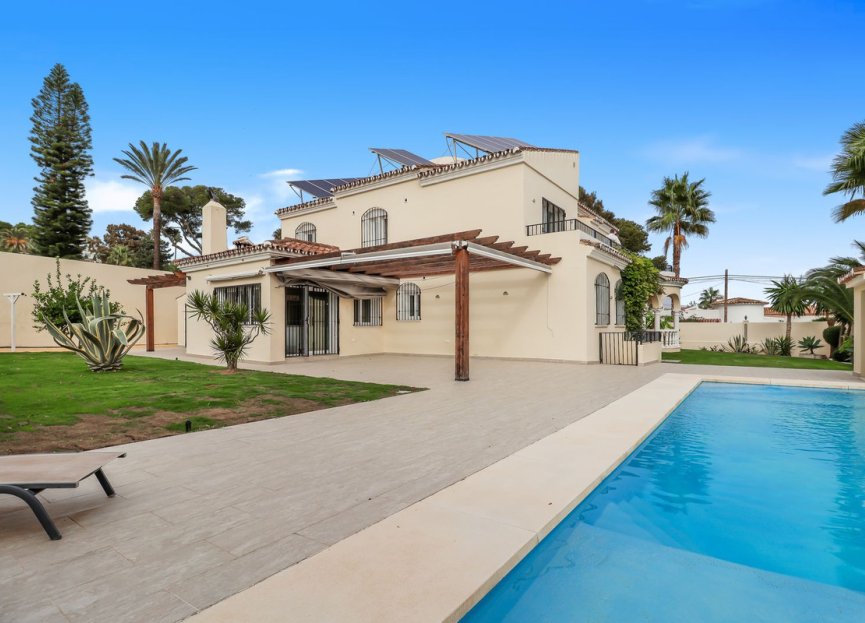 Resale - House - Detached Villa - Estepona - Estepona Centro