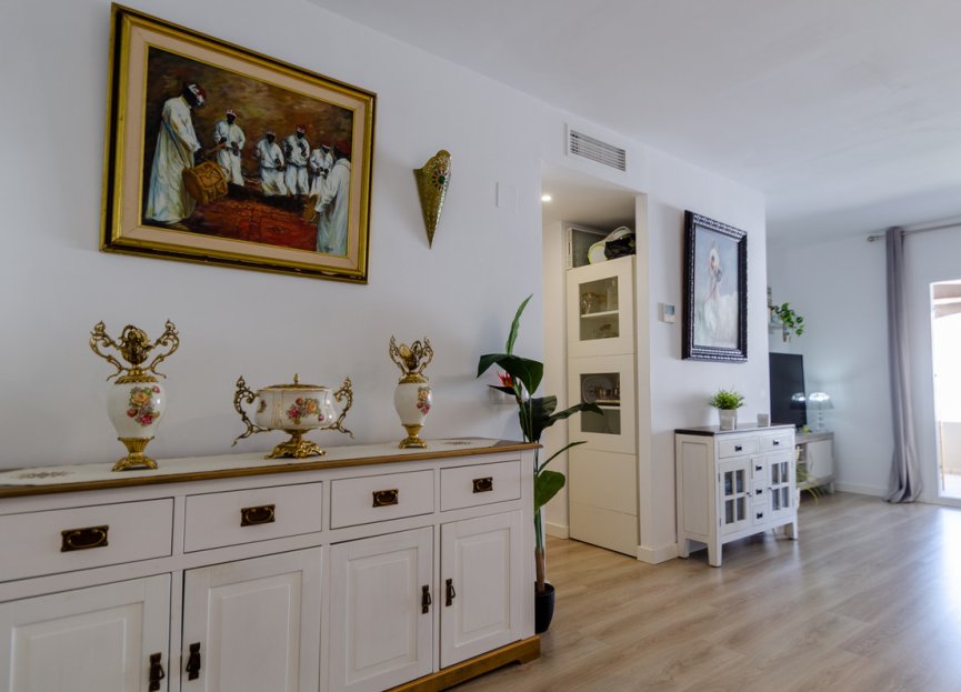 Resale - Apartment - Middle Floor Apartment - Marbella - La Campana