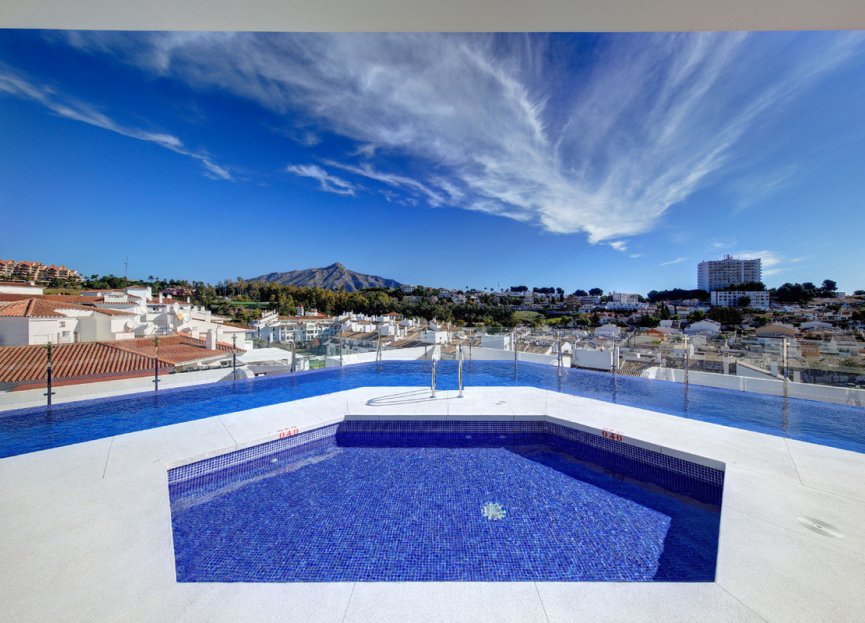 Resale - Apartment - Middle Floor Apartment - Marbella - La Campana