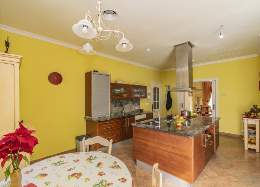 Resale - House - Detached Villa - Estepona - Estepona Centro