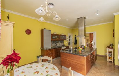 Resale - House - Detached Villa - Estepona - Estepona Centro