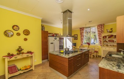 Resale - House - Detached Villa - Estepona - Estepona Centro