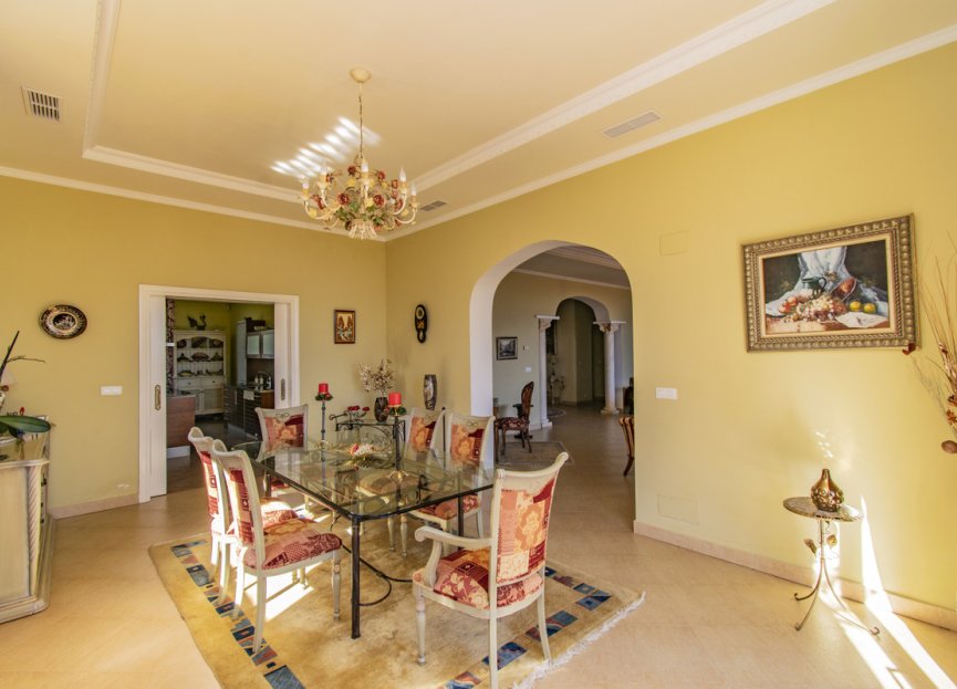 Resale - House - Detached Villa - Estepona - Estepona Centro