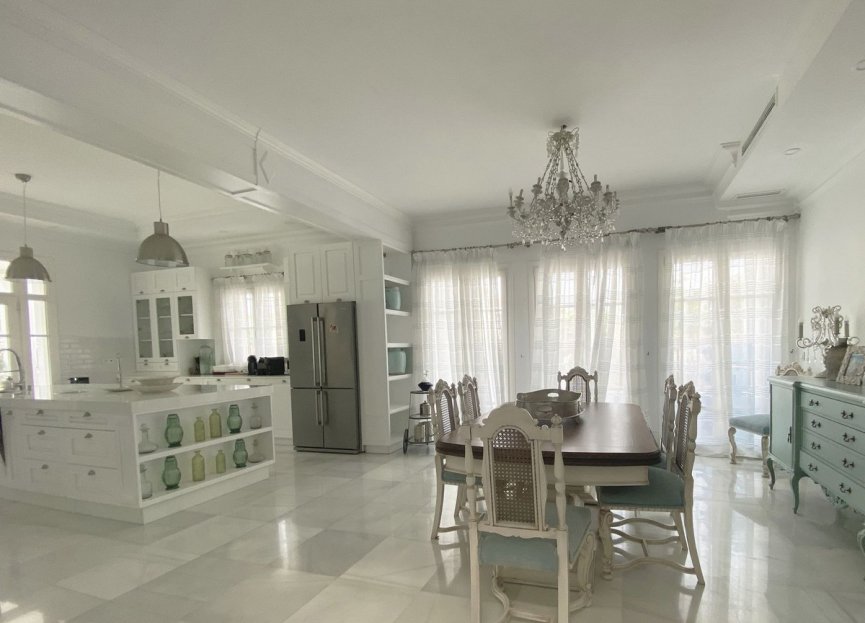 Resale - House - Detached Villa - Marbella