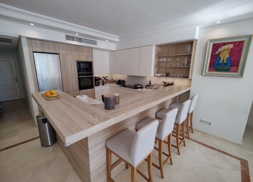 Resale - Apartment - Middle Floor Apartment - Marbella - Puerto Banús