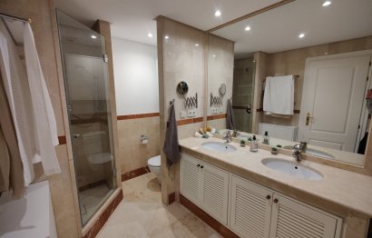 Resale - Apartment - Middle Floor Apartment - Marbella - Puerto Banús