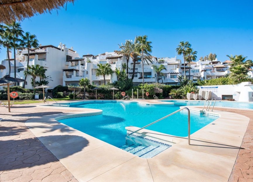 Resale - Apartment - Middle Floor Apartment - Marbella - Puerto Banús