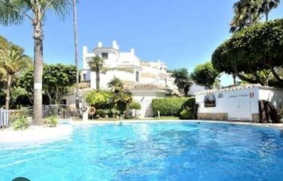 Resale - Apartment - Middle Floor Apartment - Marbella - Elviria