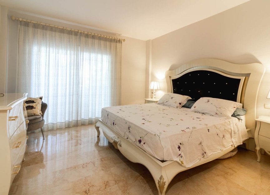 Resale - Apartment - Middle Floor Apartment - Marbella - Elviria