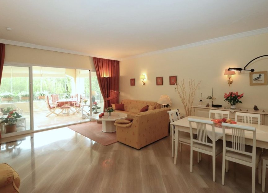 Resale - Apartment - Middle Floor Apartment - Marbella - Elviria