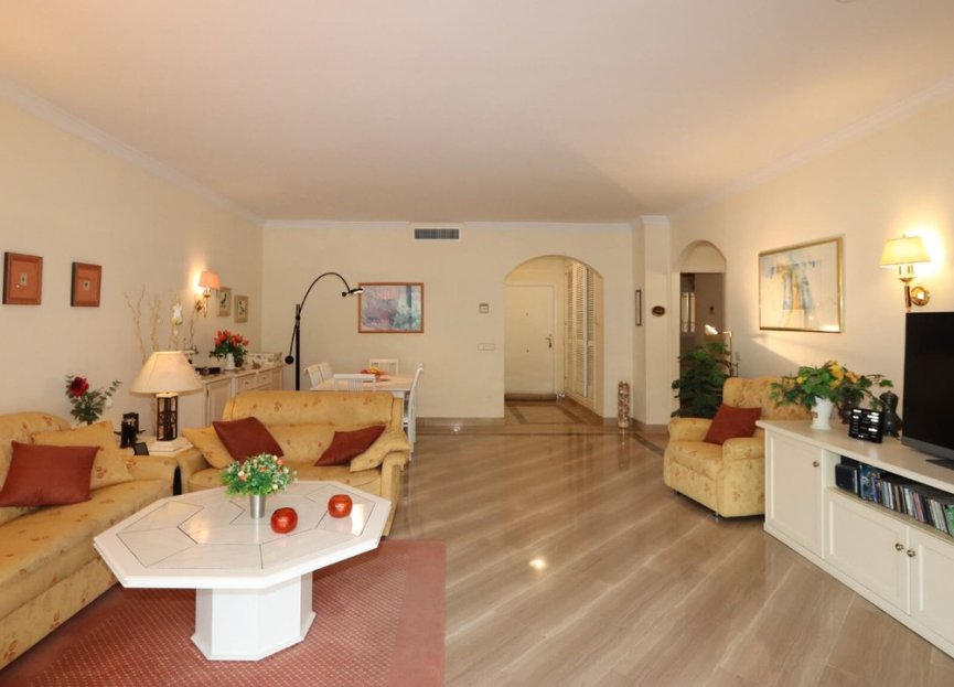 Resale - Apartment - Middle Floor Apartment - Marbella - Elviria