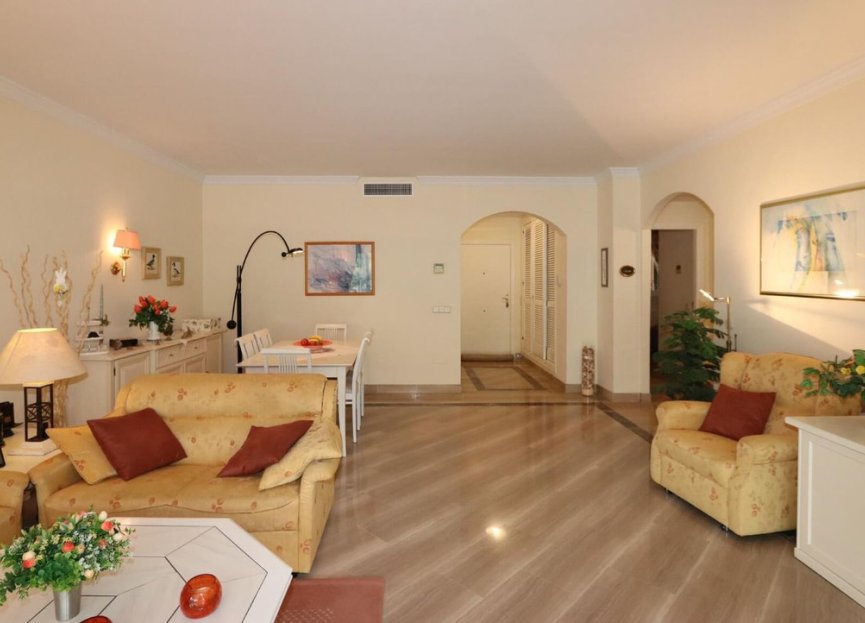 Resale - Apartment - Middle Floor Apartment - Marbella - Elviria