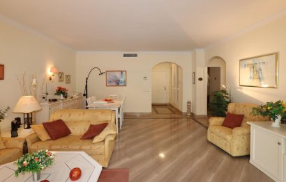 Resale - Apartment - Middle Floor Apartment - Marbella - Elviria