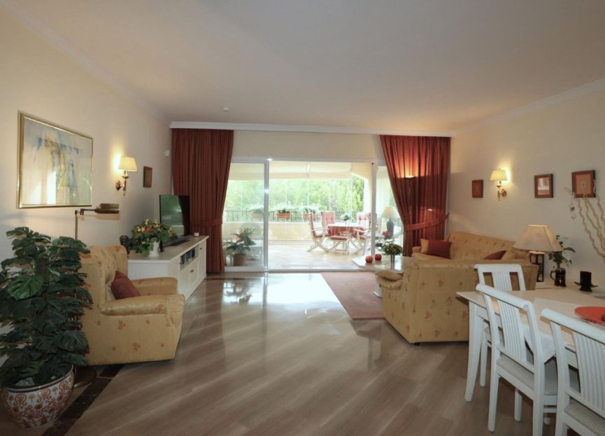 Resale - Apartment - Middle Floor Apartment - Marbella - Elviria