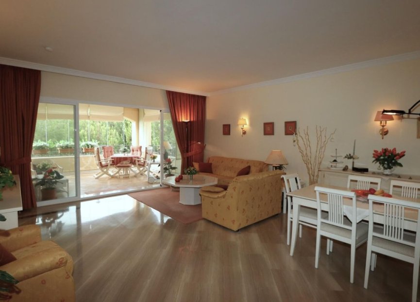 Resale - Apartment - Middle Floor Apartment - Marbella - Elviria