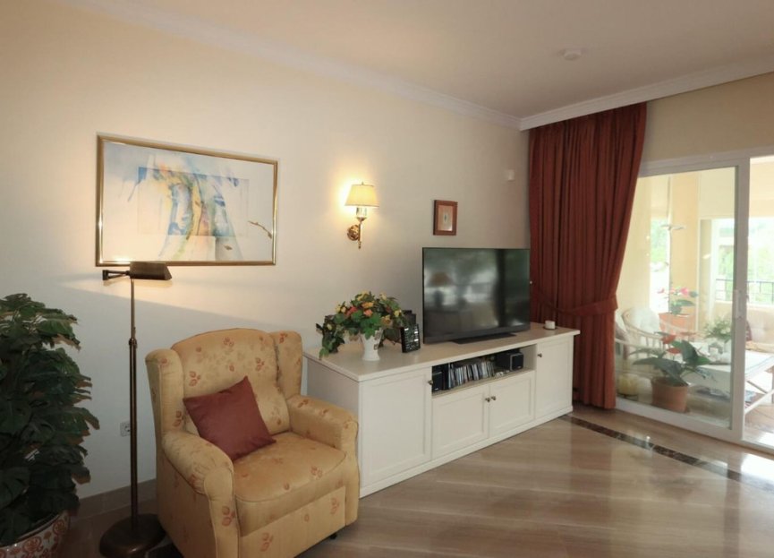 Resale - Apartment - Middle Floor Apartment - Marbella - Elviria