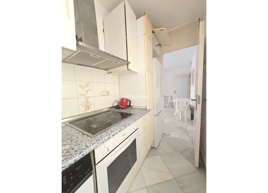 Resale - Apartment - Middle Floor Apartment - Estepona - Estepona Centro