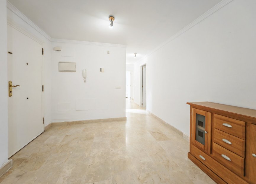 Resale - Apartment - Middle Floor Apartment - Marbella - Elviria