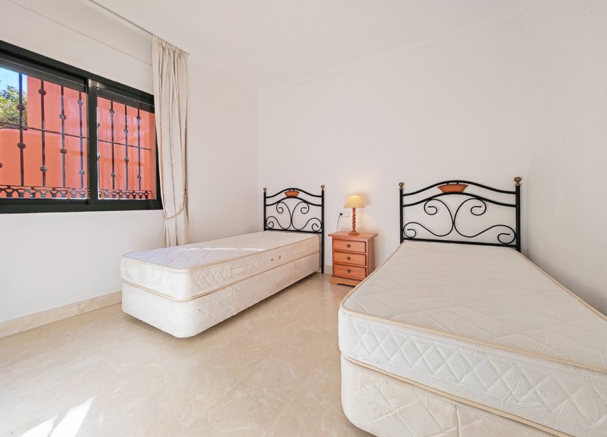 Resale - Apartment - Middle Floor Apartment - Marbella - Elviria