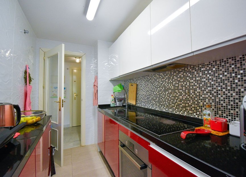 Resale - Apartment - Middle Floor Apartment - Marbella - Puerto Banús