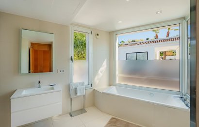 Resale - House - Detached Villa - Marbella - Nueva Andalucia