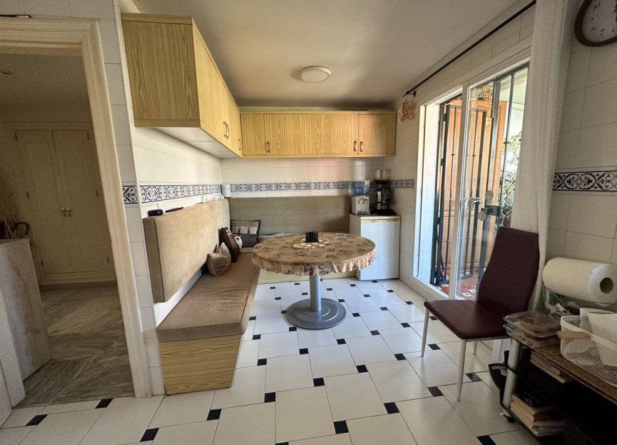 Resale - Apartment - Middle Floor Apartment - Estepona - Estepona Centro