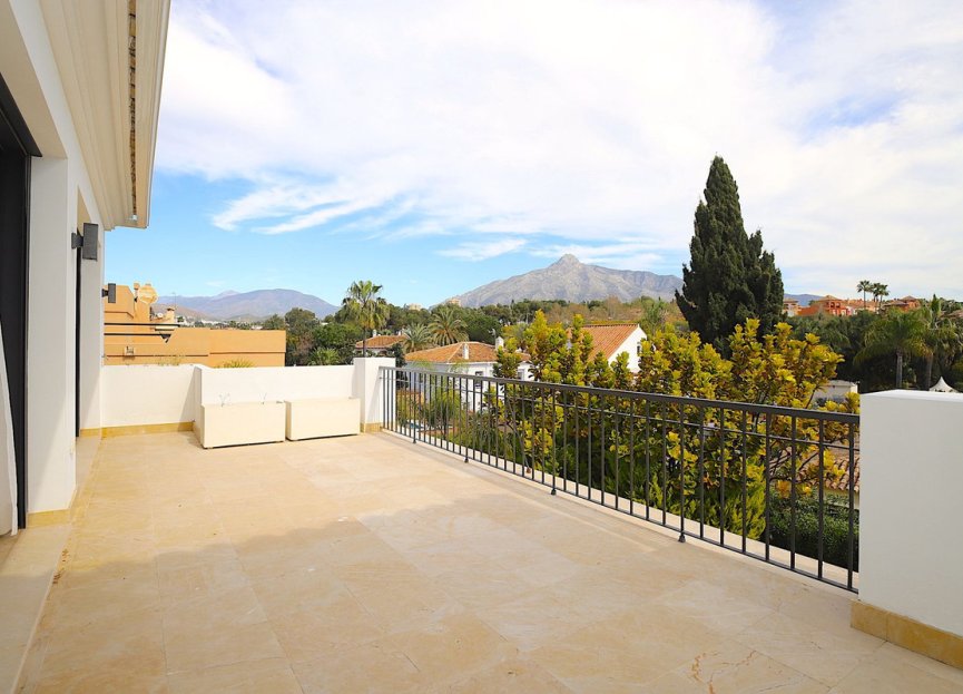 Resale - House - Detached Villa - Marbella - Nueva Andalucia