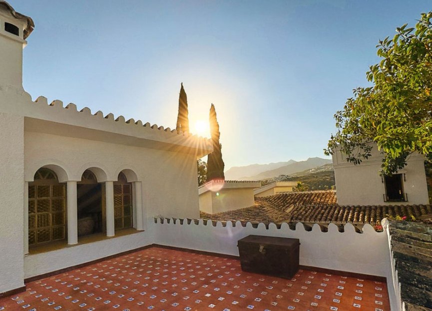 Resale - House - Detached Villa - Marbella