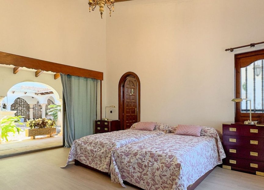 Resale - House - Detached Villa - Marbella