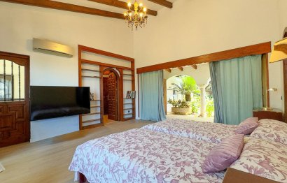 Resale - House - Detached Villa - Marbella