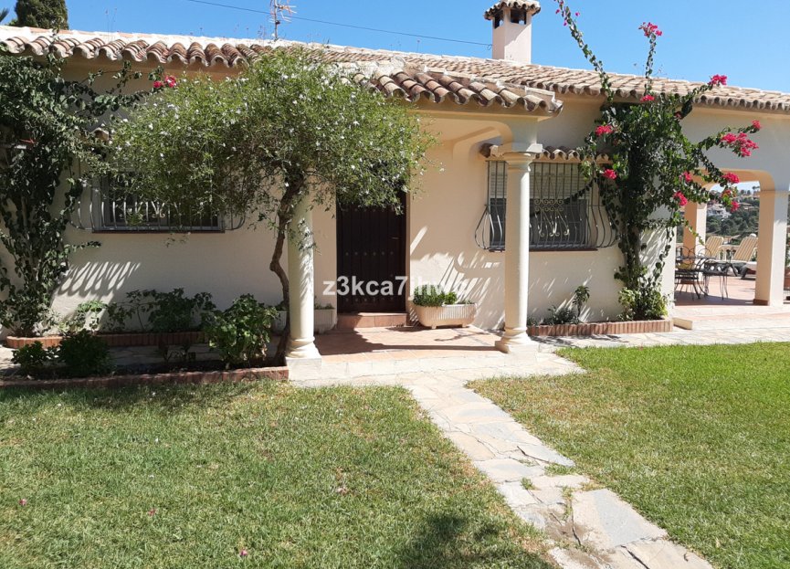 Resale - House - Finca - Cortijo - Estepona - Estepona Centro