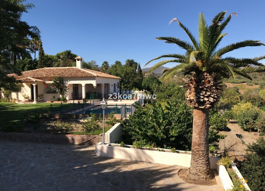 Resale - House - Finca - Cortijo - Estepona - Estepona Centro