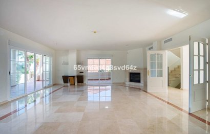 Resale - House - Detached Villa - Benalmádena - Benalmadena Pueblo