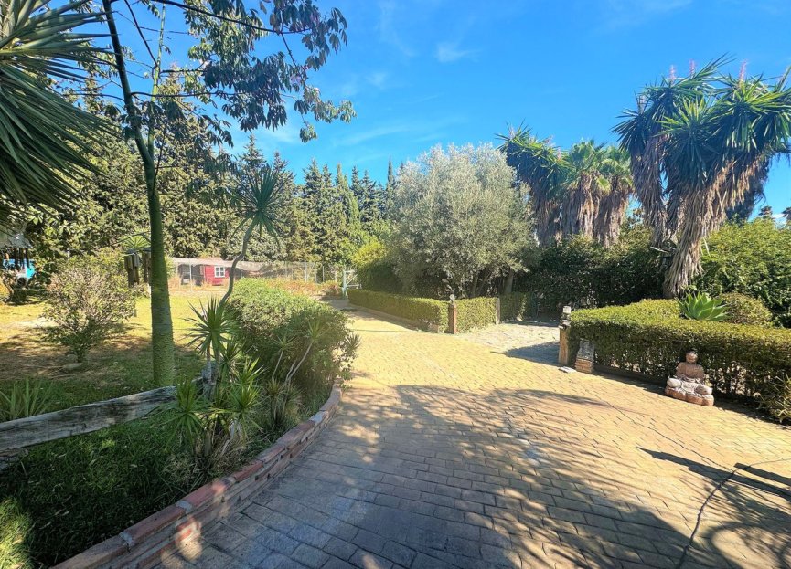 Resale - House - Detached Villa - Estepona - Estepona Centro