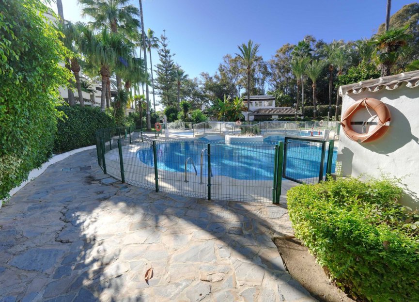 Resale - Apartment - Middle Floor Apartment - Marbella - Elviria