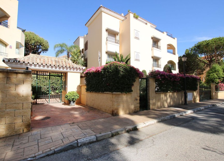 Resale - Apartment - Middle Floor Apartment - Marbella - Elviria