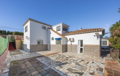 Resale - House - Detached Villa - Estepona - Estepona Centro