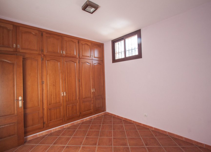 Resale - House - Finca - Cortijo - Estepona - Estepona Centro