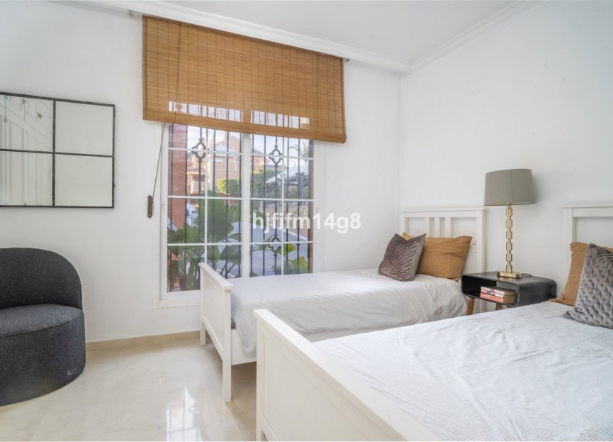 Resale - Apartment - Middle Floor Apartment - Marbella - Nueva Andalucia