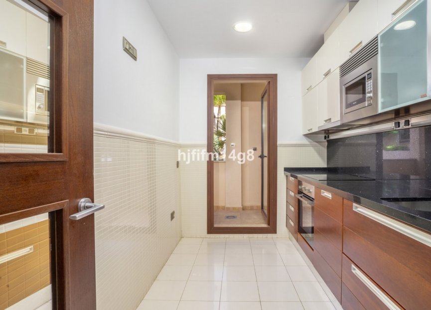 Resale - Apartment - Ground Floor Apartment - Marbella - Nueva Andalucia