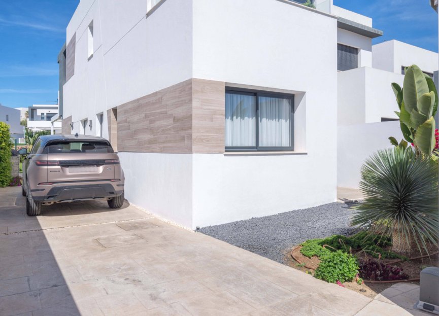 Resale - House - Semi-Detached House - Estepona - Selwo