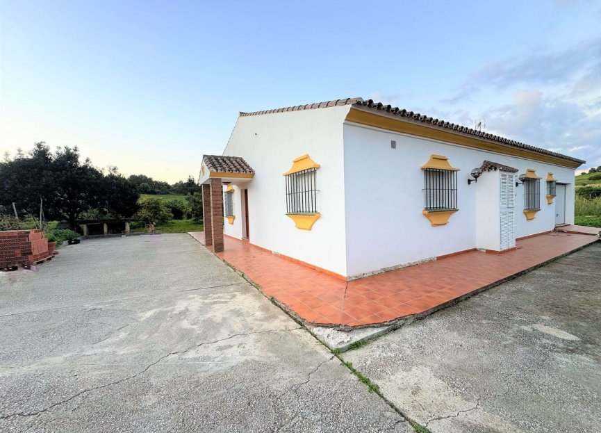 Resale - House - Detached Villa - Estepona - Estepona Centro