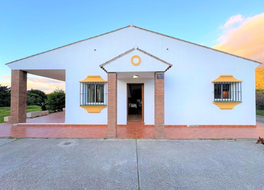 Resale - House - Detached Villa - Estepona - Estepona Centro