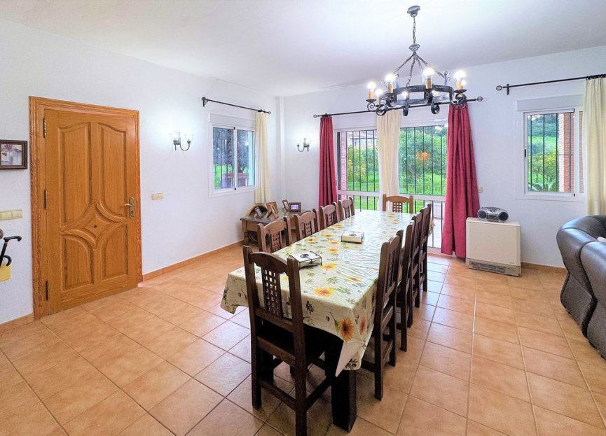 Resale - House - Detached Villa - Estepona - Estepona Centro