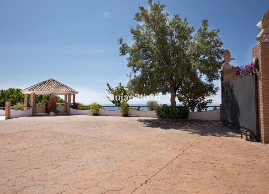 Resale - House - Detached Villa - Estepona - Estepona Centro