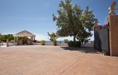 Resale - House - Detached Villa - Estepona - Estepona Centro