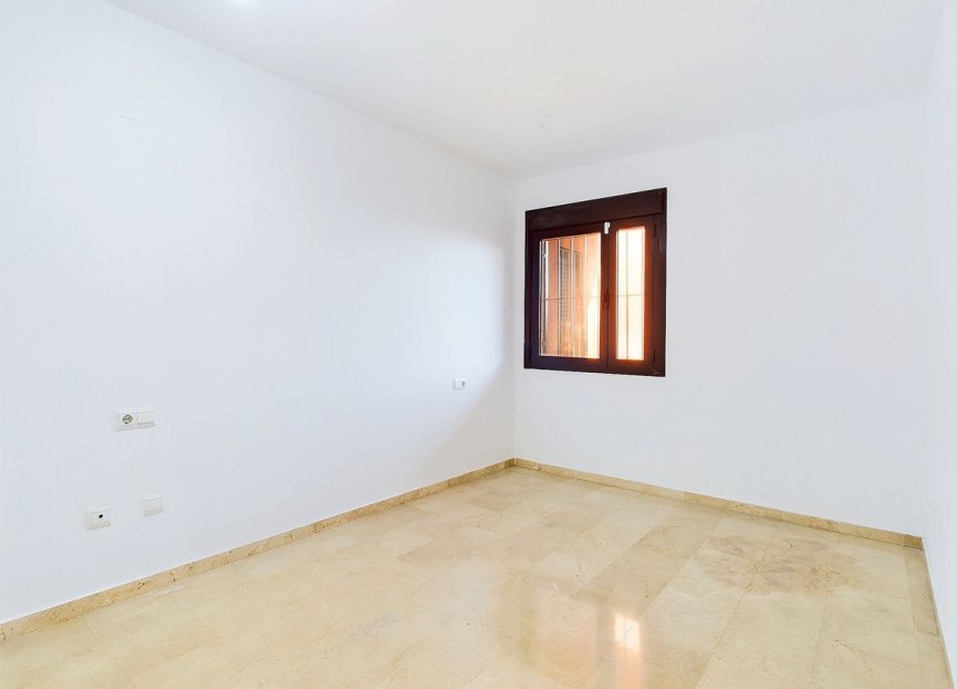 Resale - Apartment - Middle Floor Apartment - Estepona - Estepona Centro